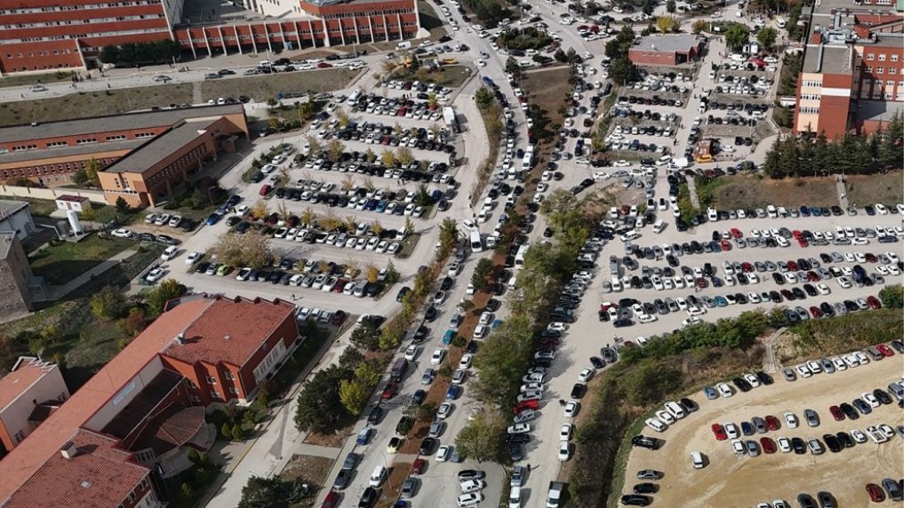   Hastanenin çevresinde park yeri bulunamıyor, rektörlük çözüm konusunda adım atmıyor!