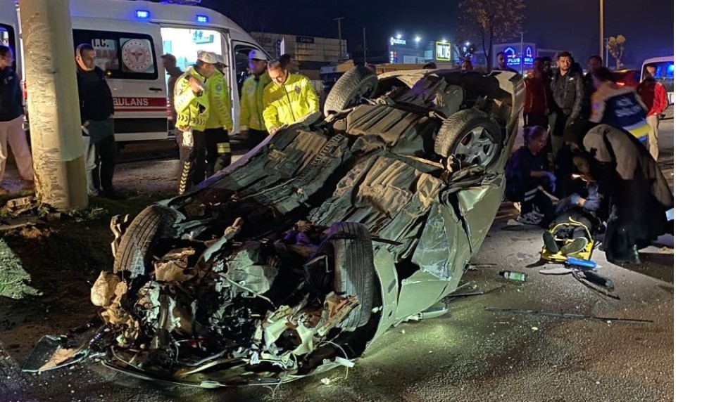 Alkollü sürücünün kullandığı otomobil hurdaya döndü; 2 kişi yaralandı