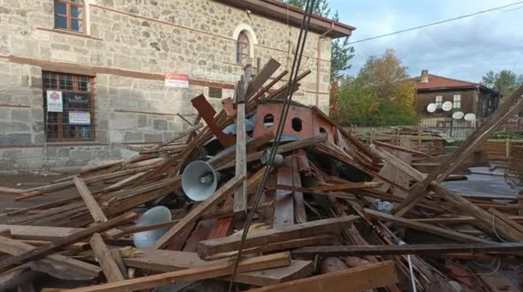 Caminin minaresi rüzgara dayanamadı