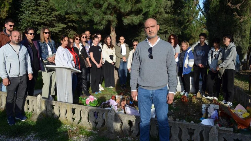 Karardan sonra Ceren ve Lalin'in mezarını ziyaret ettiler