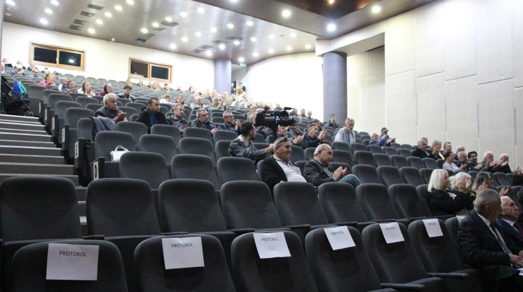 Kıbrıscık köy olmasın diye düzenlenen etkinlikte, salon boş kaldı!