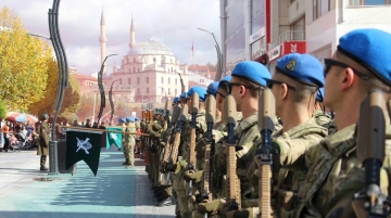 Komandolarımız yeri göğü inletti