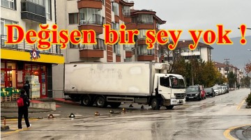 Marketlerin önünde trafiği katleden bu görüntüler sık sık yaşanıyor