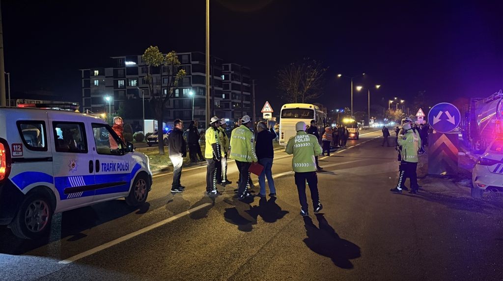 Servis midibüsleri birbirine girdi 11 kişi yaralandı