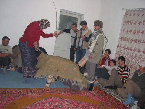 Köy gençleri birikme oyunları ile geleneklerini sürdürüyor