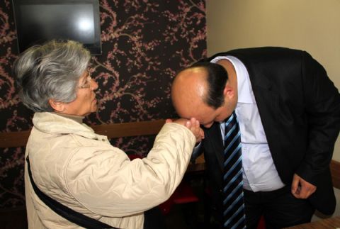 Ercoşkun ilkokul öğretmeninin elini öptü, duasını aldı