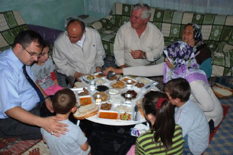 Vali Mengenli bir ailenin iftar sofrasına konuk oldu