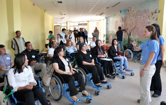 Amerikalı hayırseverler engelli sandalye kullanımını öğretti