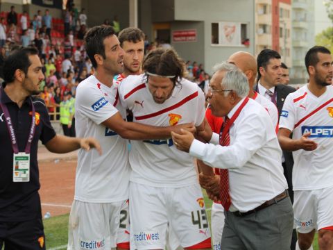 Çıldırdı...10 kişi zapt edemedi!