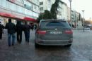 Dubalar kaldırıma park ettiriyor