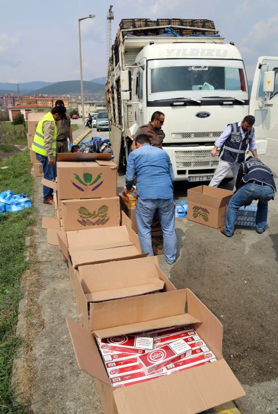 Sebze kamyonundan 50 bin paket kaçak sigara çıktı