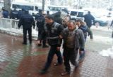 Hırsız yakınları gazetecilere kartopu ile saldırdılar