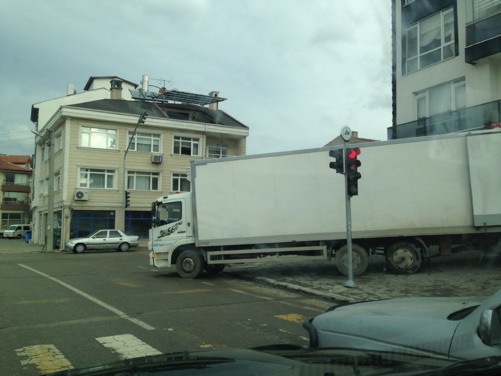 Marketlerin önünde trafik katledilmeye devam ediyor !