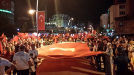  'Mustafa Kemal'in askerleriyiz' diyerek yürüdüler...