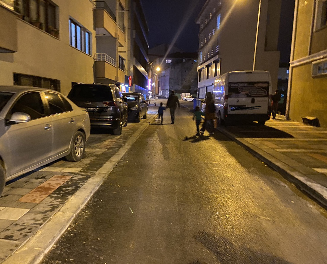 Kaldırımlar arabalar için mi var?