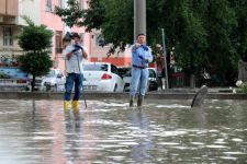 15 dakikalık sağanak yetti