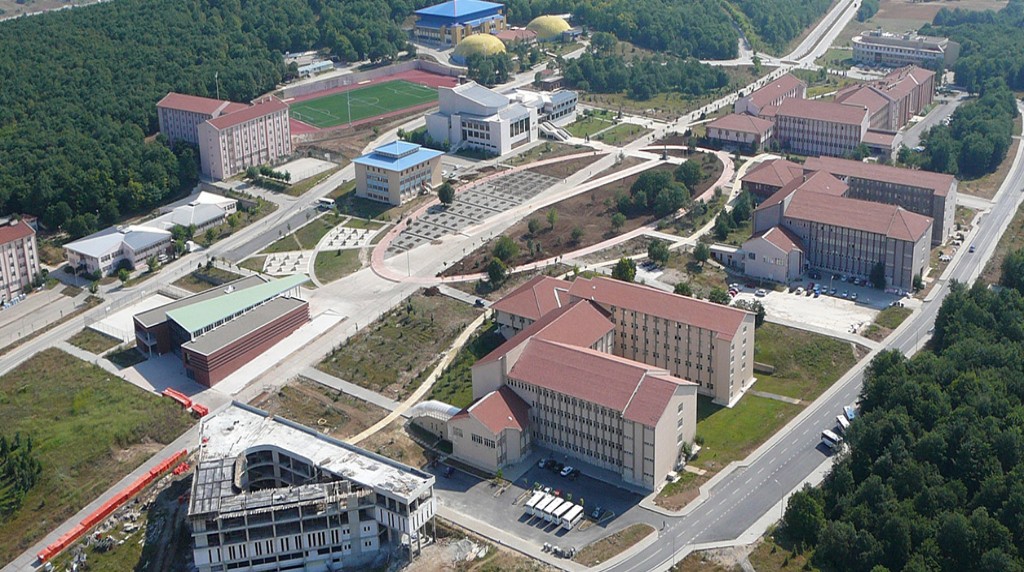 Kampüste mezuniyet haftası ve inşaat zamanı uyumsuzluğu