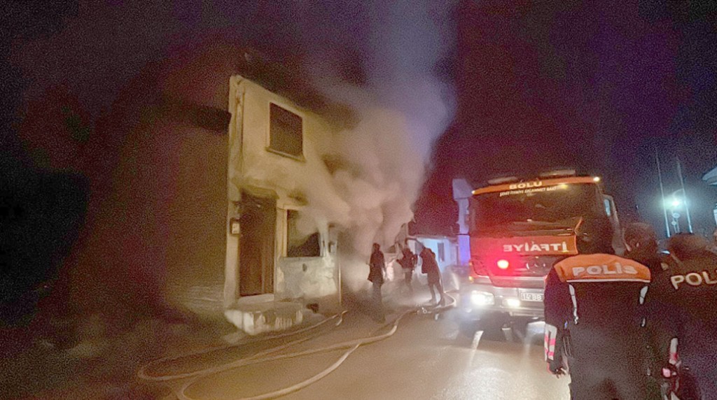 Bolu'da 2 katlı ahşap evde çıkan yangında 1 kişi yaralandı