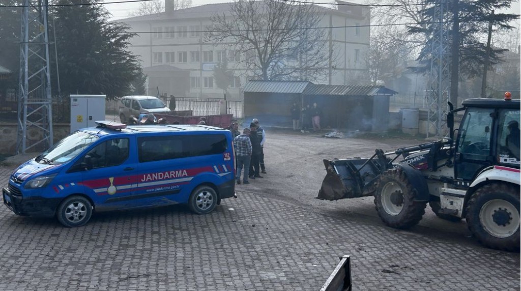 Köylüler ağır tonajlı araçlara karşı ayaklandı. Köyün giriş çıkışında lastik yaktılar