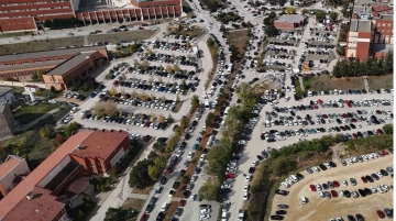   Hastanenin çevresinde park yeri bulunamıyor, rektörlük çözüm konusunda adım atmıyor!