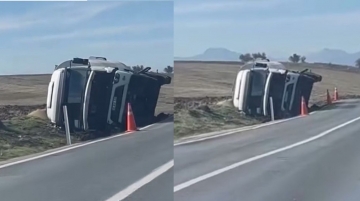 Beypiliç'in yem kamyonu devrildi
