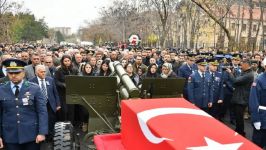 Bolulu şehit pilot son yolculuğuna uğurlandı. Eşi askeri montuyla ayakta durmaya çalıştı