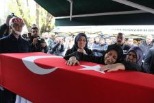 Bolulu şehit pilot son yolculuğuna uğurlandı. Eşi askeri montuyla ayakta durmaya çalıştı