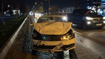 İki otomobil çarpıştı 2 kişi yaralandı