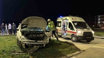  Kontrolden çıkan otomobil refüje çarptı