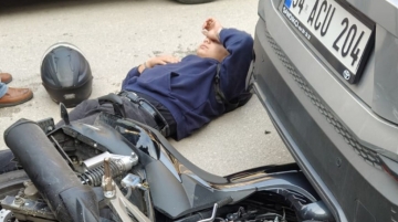 Motosiklet park halindeki otomobilin altına girdi; Sürücü yaralandı