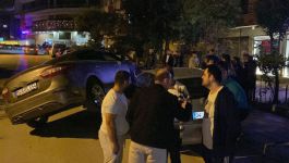 Park halindeki 2 araca çarpıp asılı kaldı: Sürücü olay yerinden kaçtı