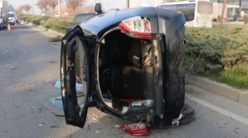 Refüje çarparak devrildi, sürücü yaralandı