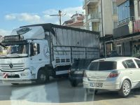Sağ şeridi ve yaya kaldırımını trafiğe tamamen kapatmış