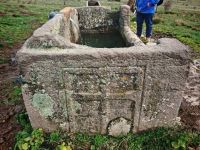 Tarihe saygısızlık; lahidi çeşme yalağı yapmışlar