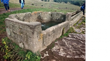 Tarihe saygısızlık; lahidi çeşme yalağı yapmışlar
