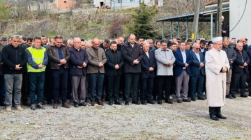 Tekke barajı için 200 naaş taşındı: Köy meydanında gıyabi cenaze namazı kılındı