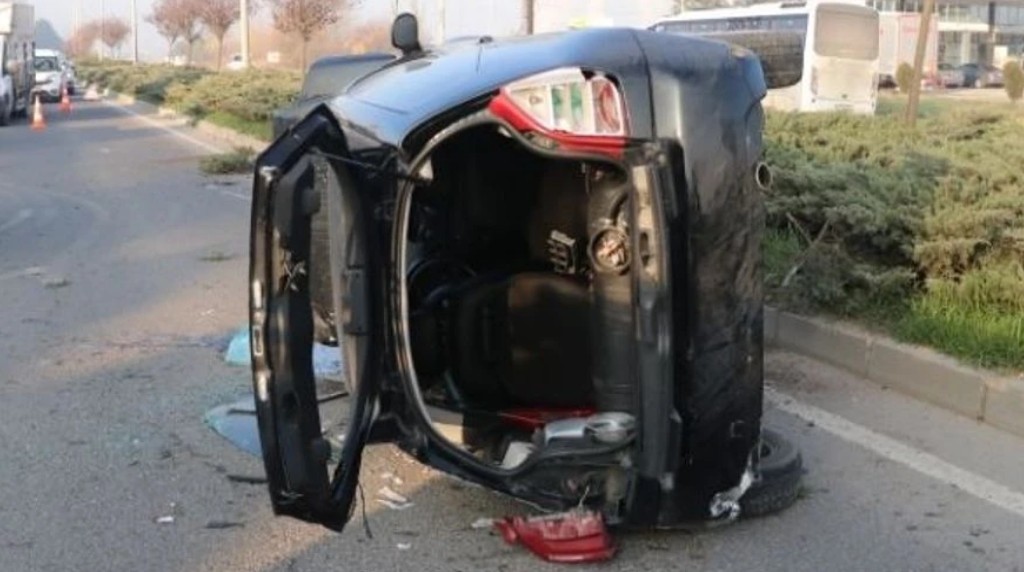 Refüje çarparak devrildi, sürücü yaralandı