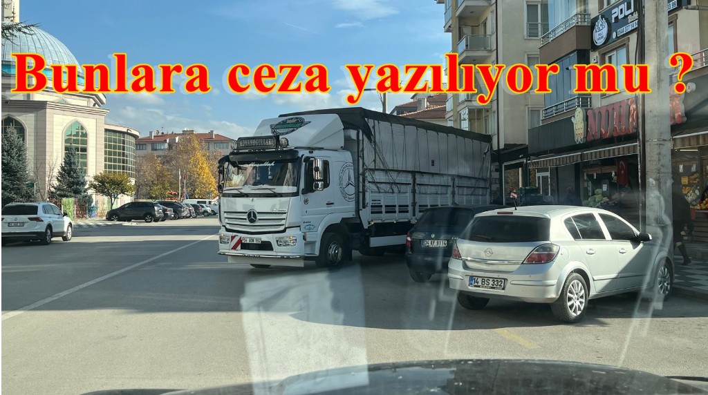 Sağ şeridi ve yaya kaldırımını trafiğe tamamen kapatmış