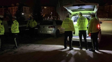 Abartı egzozlu araç trafikten menedildi, sürücünün ehliyetine el konuldu ve psikotekniğe sevk edildi