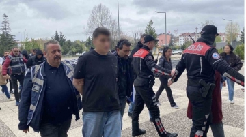 Ailelerden basın mensuplarına tepki: "Allah belanızı versin, daha 18 yaşında, çekmeyin"