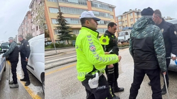 Araç kullanması yasak olan sürücü yaşlı kadına çarptı