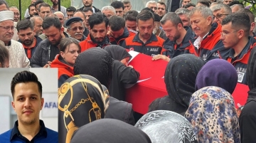 Eşi tabutuna son kez sarıldı, babası namazını kıldırdı, AFAD personeline hüzünlü veda