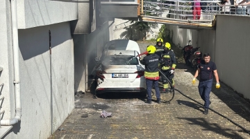 Garajda kompresörden çıkan yangında otomobil yandı, 3 kişi etkilendi