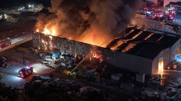 Gerede'de fabrika yangını 5 saat sonra kontrol altına alındı, 3 işçi yaralı