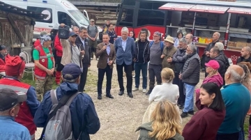 İzzet Baysal’ın büyük dedesinin kabri başında dua