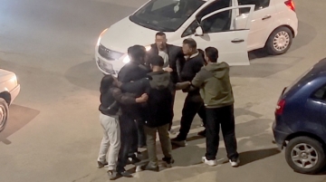 Kavganın ortasında bıçağı çekti