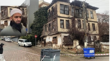 Namaz kılmak için park edip gittiği aracının üzerine metruk bina çöktü