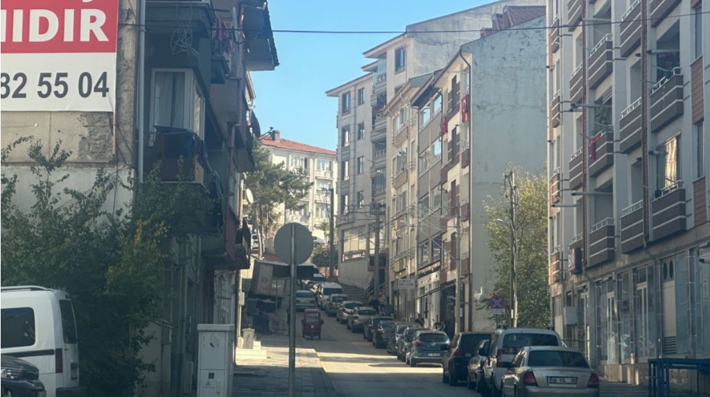 Reşat Aker Sokak'ta trafik sürekli kilitleniyor